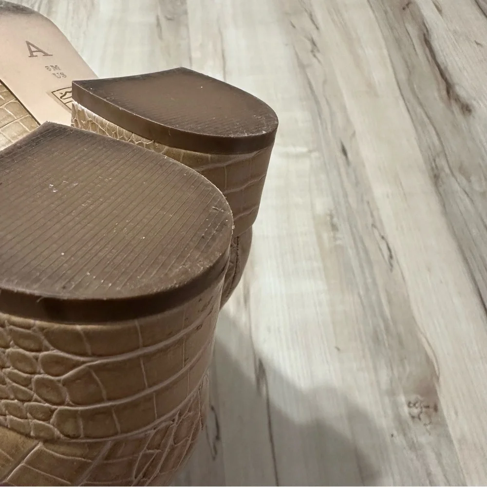 Anthropologie Hadley Block-Heeled Embossed Leather Loafers in Honey Size 8‎